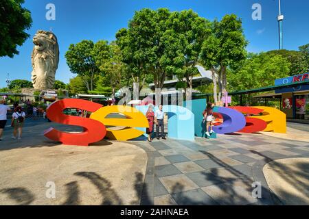 Singapur - ca. April 2019: Sentosa Zeichen auf Sentosa Island in Singapur gesehen. Stockfoto