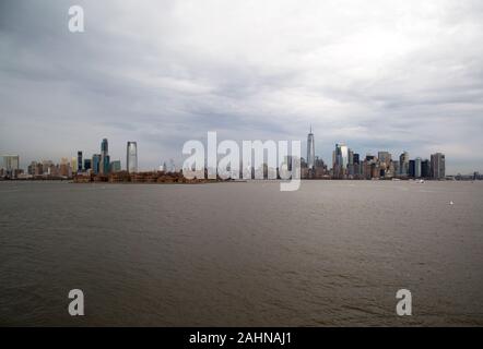Manhattan Skyline von Liberty Island, New York Harbor, New York, USA. Stockfoto