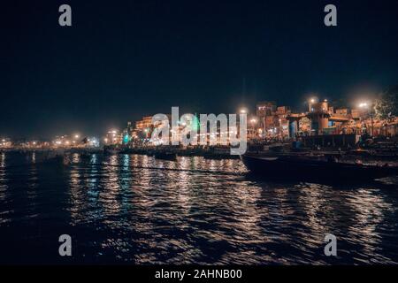 Eine sehr heilige und religiöse Zeremonie in Varanasi, Indien, während ein riesiges Fest Stockfoto