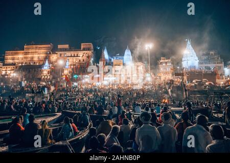 Eine sehr heilige und religiöse Zeremonie in Varanasi, Indien, während ein riesiges Fest Stockfoto