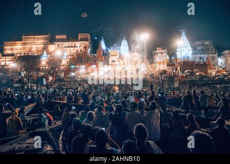 Eine sehr heilige und religiöse Zeremonie in Varanasi, Indien, während ein riesiges Fest Stockfoto