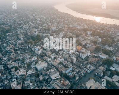 Luftdrohne von der Stadt Varanasi in Indien Stockfoto