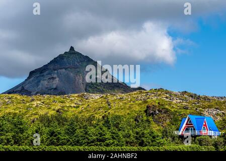 Einsamen isländischen Haus und Stapafell Berg aus Valasnos Klippen auf Snaefellsnes Halbinsel gesehen. Western Island. Stockfoto