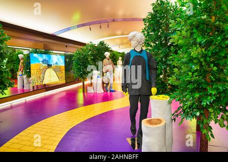 Singapur - ca. April 2019: Innenraum geschossen von Louis Vuitton store am Shoppes in Marina Bay Sands. Stockfoto