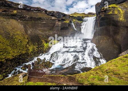 Balkon am Ofaerufoss Wasserfall in Eldgja Schlucht, im südlichen Hochland von Island. Westlich des Vatnajökull National Park. Stockfoto