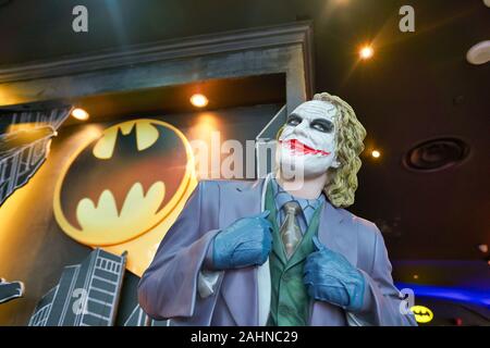 Singapur - ca. April 2019: Nahaufnahme von der Joker lebensgroße Statue auf der DC Comics Superhelden Cafe im Shoppes in Marina Bay Sand Stockfoto