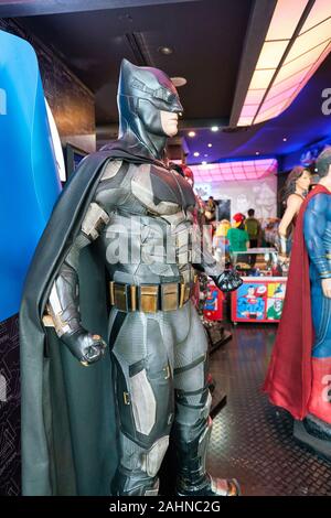 Singapur - ca. April 2019: Batman lebensgroße Statue auf der DC Comics Superhelden Cafe im Shoppes in Marina Bay Sands in Singapur. Stockfoto