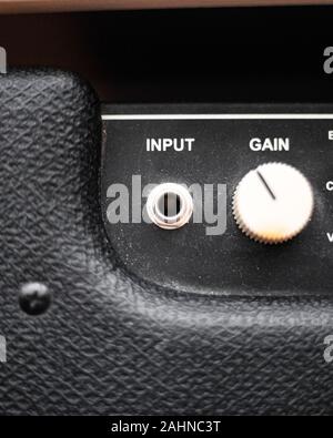 Aus der Nähe von oben nach unten Bass Gitarre Verstärker Input Gain-Regler Stockfoto