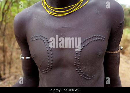 Brust eines jungen Mannes aus der Mursi Stamm, Omo Valley, südlichen Äthiopien, Äthiopien, Afrika Stockfoto