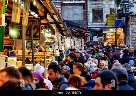 Überfüllte Shopping Straße im Stadtteil Eminönü Istanbul, Türkei Stockfoto