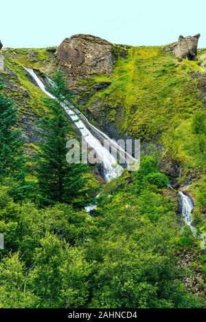 Nahaufnahme der Systrafoss Wasserfall in Kirkjubaejarklaustur Dorf, Skaftarhreppur Gemeinde im Süden von Island. Stockfoto