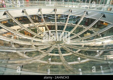 Singapur - ca. April 2019: Regen Oculus von Ned Kahn an der Marina Bay Sands. Stockfoto