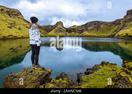 Mädchen Teenager ist der Aufenthalt in der Grenze der Teich im Krater Tjarnargigur, eines der eindrucksvollsten Krater von Lakagigar vulkanischen Spalte Bereich in So Stockfoto