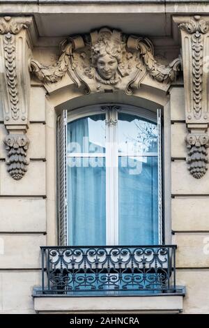 Paris, typische Pariser Gebäude, Fenster, Woman's Kopf geschnitzt auf dem Türsturz eines Fensters Stockfoto