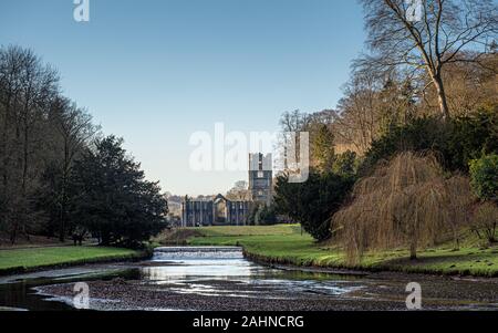 Fountains Abbey North Yorkshire im Winter Sonnenschein Stockfoto