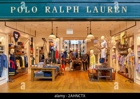 Singapur - ca. April 2019: Polo Ralph Lauren Marke über store Eingang in die Geschï¿½te an der Marina Bay Sands. Stockfoto