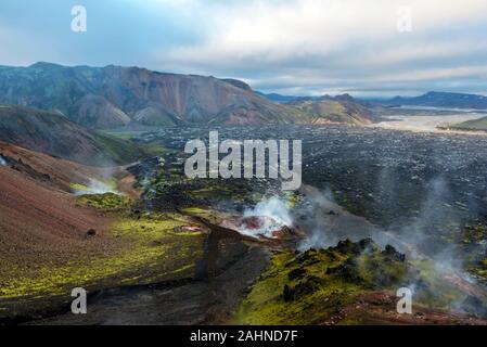 Aktiven Fumarolen und Solfataren in der Steigung von der Brennisteinsalda Vulkan Berg in Landmannalaugar region Island Hochland. Das Lavafeld und t Stockfoto