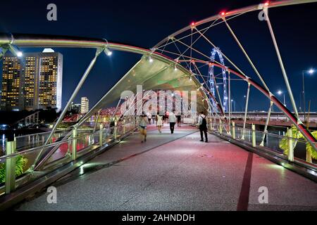 Singapur - ca. April, 2019: Blick auf den Helix Bridge in der Nacht. Helix Bridge ist eine Fußgängerbrücke verbindet Marina Center mit Marina South in t Stockfoto