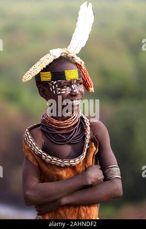 Karo Stammes, Junge tribal Karo Junge mit bemaltem Gesicht und Mais und Fell Dekoration auf dem Kopf, Omo Valley, Äthiopien, Afrika Stockfoto