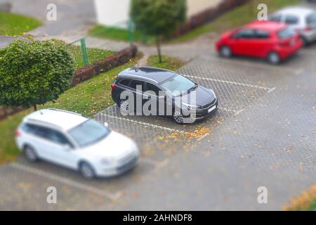 Kleiner Parkplatz mit verschiedenen Autos von oben mit Tilt Shift Effekt Stockfoto