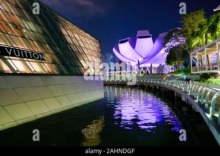 Singapur - ca. April, 2019: Blick von Louis Vuitton store und ArtScience Museum in Singapur bei Nacht. Stockfoto