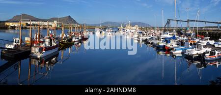 Akranes, Island - 19 Juli, 2018. Panoramablick auf marine Hafen für Fischerboote und Yachten in Akranes Stadt in der westlichen Küste von Island. Akr Stockfoto