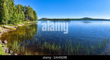 Panoramablick auf Siebdniesjavrrie See in Schwedisch Lappland. Vasterbotten County, Norrland, Schweden. Stockfoto