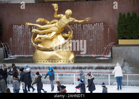Prometheus Skulptur und Eisbahn am Rockefeller Center, New York City, New York, USA Stockfoto