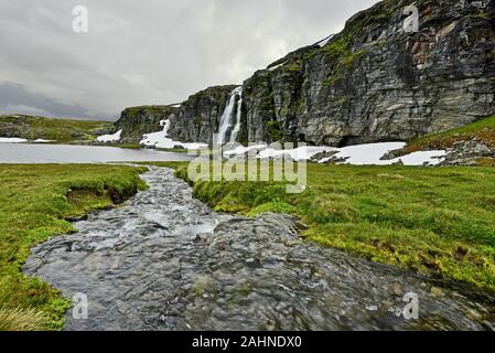 Wasserstrahl freue mich Flotvatnet See, felsige Wand und der Wasserfall im Hintergrund. Es ist typische malerische Bild in Aurlandsfjellet bergigen Gegend Stockfoto