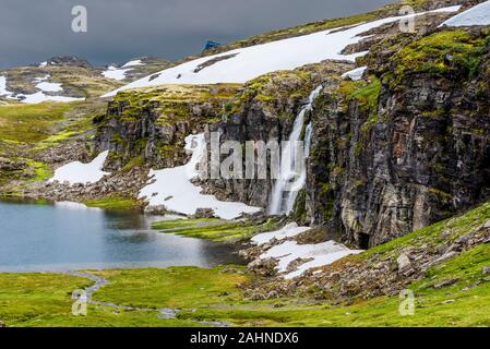 Flotvatnet See und Wasserfall in Aurlandsfjellet bergigen Gegend in Sogn und Fjordane County von Norwegen Stockfoto