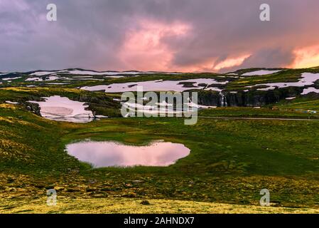 Mitternacht über Aurlandsfjellet bergigen Gegend in Sogn und Fjordane County von Norwegen. Die Bjorgavegen Straße in Ansatz von Flotvatnet See und Stockfoto