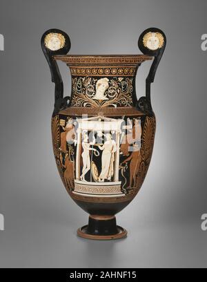 Antike Griechische. Spiralgehäuse Krater (Schüssel). 340 v. Chr.. Apulien. Terracotta, in Rot gehalten - Abbildung technik Seite ein junger Krieger und einen Tutor oder Philosoph in einem naiskos (Grab) von Abfrageplätzen mit Opfergaben umgeben; oben, Leiter des mythischen Dichter und Sänger, OrpheusSide B Gefolgsmann, Angebote im Grab monumentThe naiskos (Grab) ist mit großen weißen Figuren geschmückt. Da der Krater ist ein grabkunst Schiff, die zahlen können symbolische Darstellungen der Toten werden oder Sie können die Marmorstatuen der Insassen Grab dar. Stockfoto