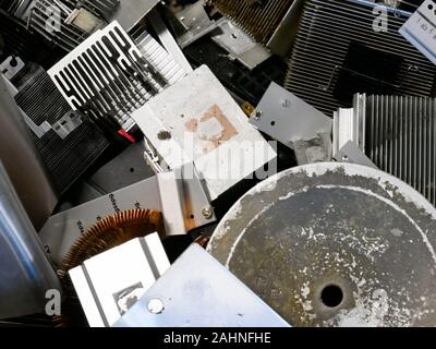 Wien/Österreich - vom 4. Juni 2019: Stapel verworfen Wärmetauscher in Computer und andere Geräte auf ein Fach in einem Recycling und Verwertung comp sortiert verwendet Stockfoto