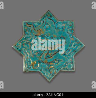 Islamische. Sternförmige Fliese. 1201 - 1300. Iran. Stein Paste mit Türkis alkalische Zinn Glasur, Emaille, und Blattgold Dekoration einen erhöhten Dragon schmückt dieses 8-Stern625 während der ilchane Periode, eine Zeit, als die mongolischen Dynastie Nordwesten gesteuert Iran. Chinesische Drachen wurden gemeinsame Motive der Ilchane Keramik, und ihre Anwesenheit zeigt den Einfluss der Ostasiatischen visuelle Kultur auf iranische Keramik in diesem historischen Moment. Obwohl der Drache Motiv aus der Ferne ausgeliehen worden sein kann, die Methode der Produktion wurde lokal zu iranischen Töpfer. Die lajvardina Technik, die verwendet wird, um cr Stockfoto