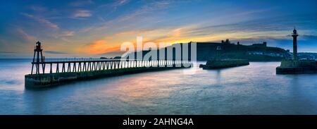 Whitby, North Yorkshire. 31 Dez, 2019. UK Wetter: Winter Sonnenaufgang über dem Hafen Piers und Abtei am letzten Tag von 2019, Quelle: John Potter/Alamy leben Nachrichten Stockfoto