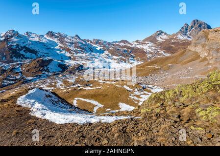 Blick auf Portalet Mountain Pass von Osten Anfang Januar. Bemerkenswerte peak Midi Ossau im Französischen Atlantischen Pyrenäen ist auf der rechten Seite, und Spanischen Aragon ist ein Stockfoto