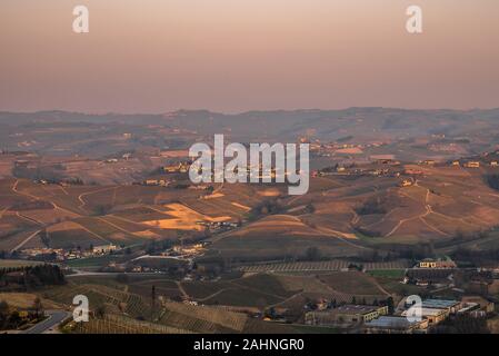 Die bezaubernde Dorf Barolo, thront auf dem Hügel der Langhe (Unesco Weltkulturerbe). In diesem Bereich die besten Weine des Piemont: Barolo und Barb Stockfoto