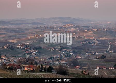 Die bezaubernde Dorf Barolo, thront auf dem Hügel der Langhe (Unesco Weltkulturerbe). In diesem Bereich die besten Weine des Piemont: Barolo und Barb Stockfoto