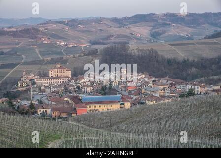 Die bezaubernde Dorf Barolo, thront auf dem Hügel der Langhe (Unesco Weltkulturerbe). In diesem Bereich die besten Weine des Piemont: Barolo und Barb Stockfoto