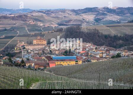 Die bezaubernde Dorf Barolo, thront auf dem Hügel der Langhe (Unesco Weltkulturerbe). In diesem Bereich die besten Weine des Piemont: Barolo und Barb Stockfoto