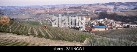 Die bezaubernde Dorf Barolo, thront auf dem Hügel der Langhe (Unesco Weltkulturerbe). In diesem Bereich die besten Weine des Piemont: Barolo und Barb Stockfoto