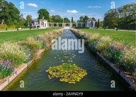 Den zentralen Kanal mit Brunnen in französischen Gärten der Villa Arnaga in Cambo-les-Bains, zwei Kioske die Gärten im Hintergrund beschränken. Baskenland, Frankreich Stockfoto