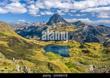 Blick auf Ossau Tal vom Berg Ayous in Franch Atlantischen Pyrenäen, wie im Oktober gesehen. See Gentau ist im Vordergrund der berühmten Pyrenäen Stockfoto