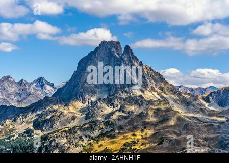 Die westliche Seite der berühmten Gipfel der Pyrenäen Midi Ossau Ab dem Pass Ayous im Oktober gesehen. Atlantische Pyrenäen, Bearn, Frankreich. Stockfoto