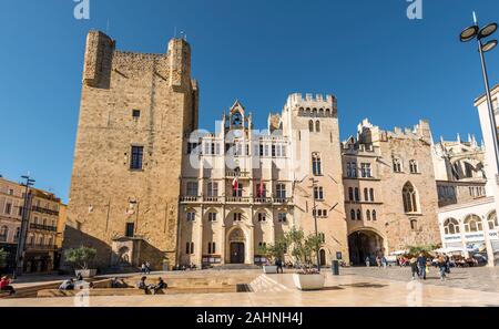 Narbonne, Frankreich - 30. Oktober 2016 Vorderansicht von Narbonne Rathaus, historischen Palast der Erzbischöfe. Stockfoto