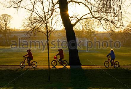 Edinburgh, Schottland, Großbritannien. 31. Dez 2019. Kinder Fahrrad und genießen die Natur an einem kalten, klaren und hellen Silvester kurz vor Einsetzen der Dämmerung in Inverleith Park. Quelle: Craig Brown/Alamy leben Nachrichten Stockfoto