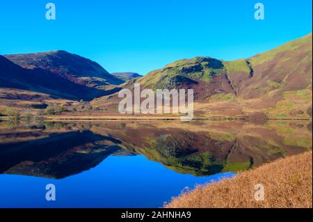 Blick über Crummock Water in Richtung Mellbreak und Skala Knott im Lake District, Cumbria, Großbritannien Stockfoto