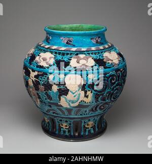 Glas mit Acht Unsterblichen und Pfingstrosen. 1500 - 1599. China. Fahua Steinzeug, Steingut mit Keks Umrisse und unterglasur openwork Dekoration Stockfoto