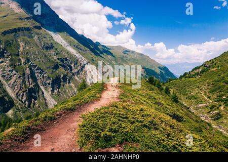 Schmutz Wanderweg hoch oben in den Walliser Alpen in der Nähe von Zinal im Schweizer Kanton Wallis Stockfoto