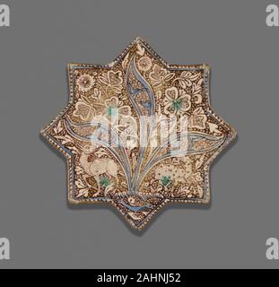 Islamische. Star-Shaped Fliese. 1201 - 1300. Iran. Fritware in Blau und Türkis in ein lichtundurchlässiges Weiß lackiert Glasur, mit Glanz über die Glasur Glanz bemalte Keramik waren populär im Iran vor dem Einfall der Mongolen im 13. Jahrhundert. Die Technik weiter unter Mongolische Regel populär zu sein, das häufig die gleichen Formen und Muster als früheren Glanz Keramik. Zusätzliche Farbe in den Kobalt- und Türkis Unterglasurmalerei, welche Elemente in der Gestaltung wie der dreiteilige Anlage im Zentrum dieser Fliesen verschönert. Die Präsenz der Figurenschmuck auf diese Fliese zeigt an, dass es adorne Stockfoto